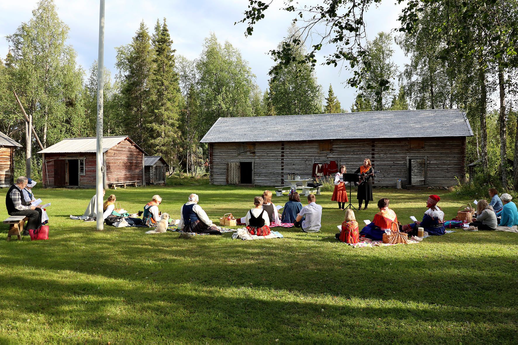 Kansallispukujen tuuletuspiknik
